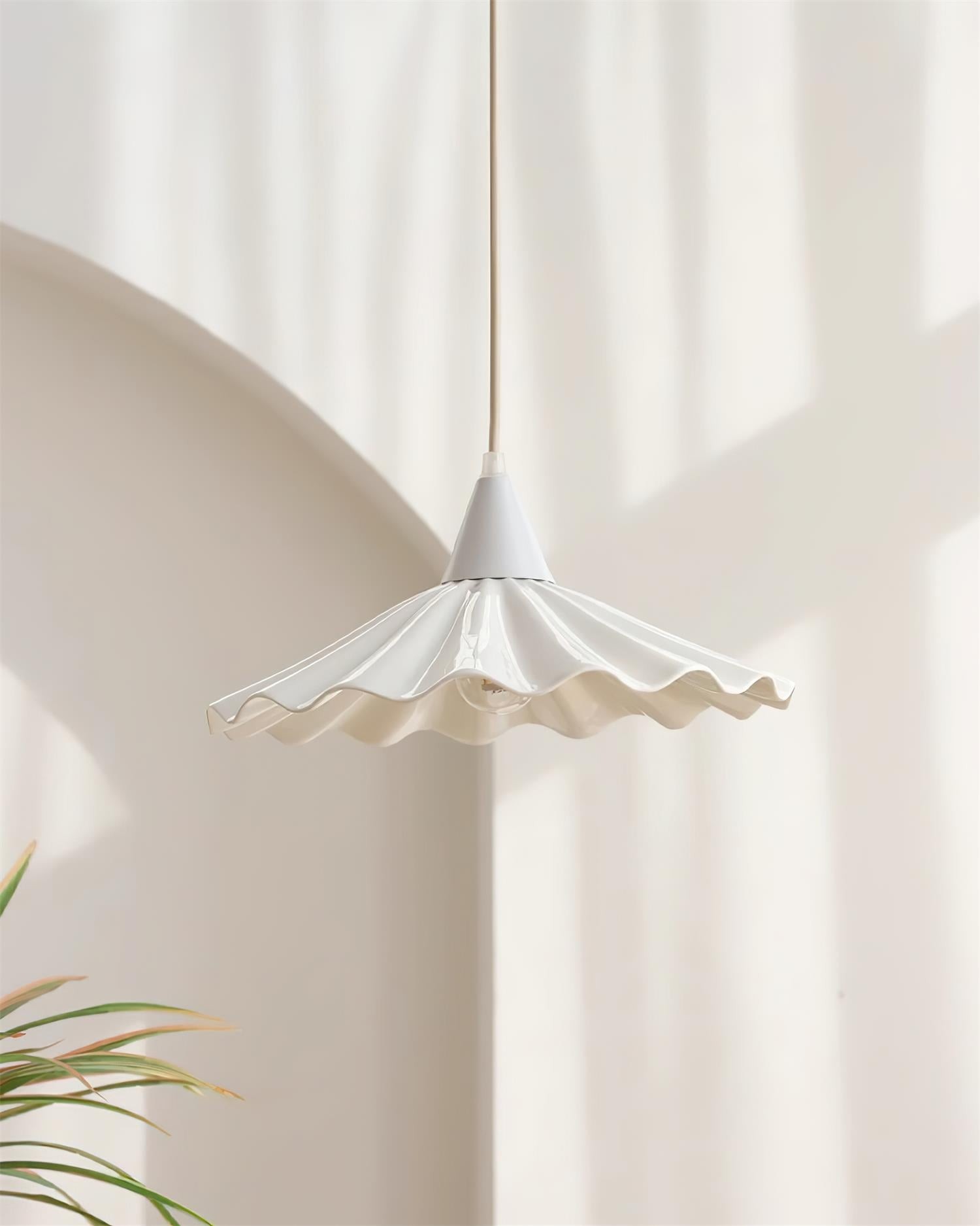 Ruffles pendellampe i en lysgardin-romsetting