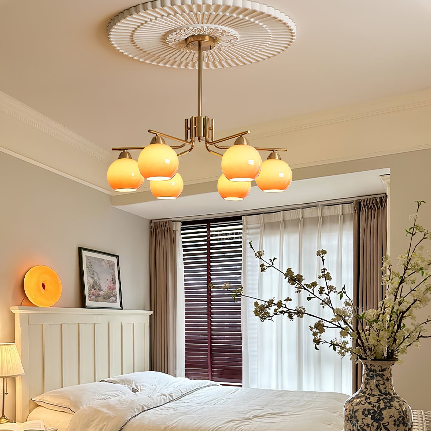 Lampa wisząca w kształcie kuli w kolorze karmelowym podświetlana nad łóżkiem