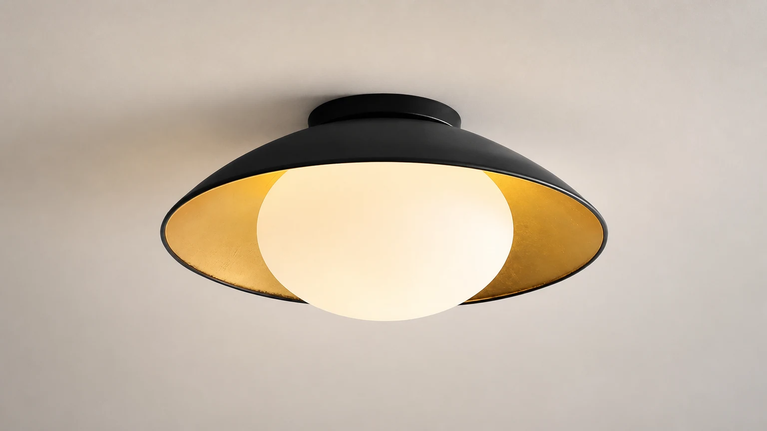 Francuska lampa sufitowa z latającym spodkiem w stylu retro M236 zainstalowana w ciepłym wnętrzu