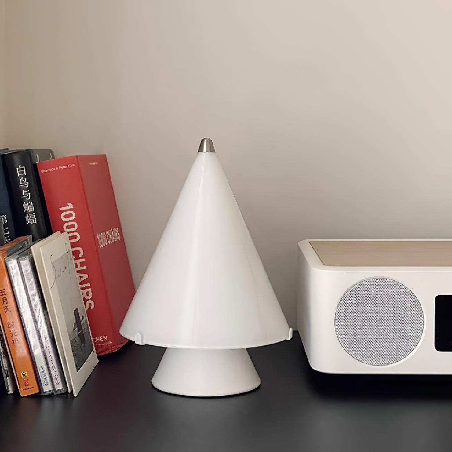 Lampa M46 na biurku z książkami i głośnikiem