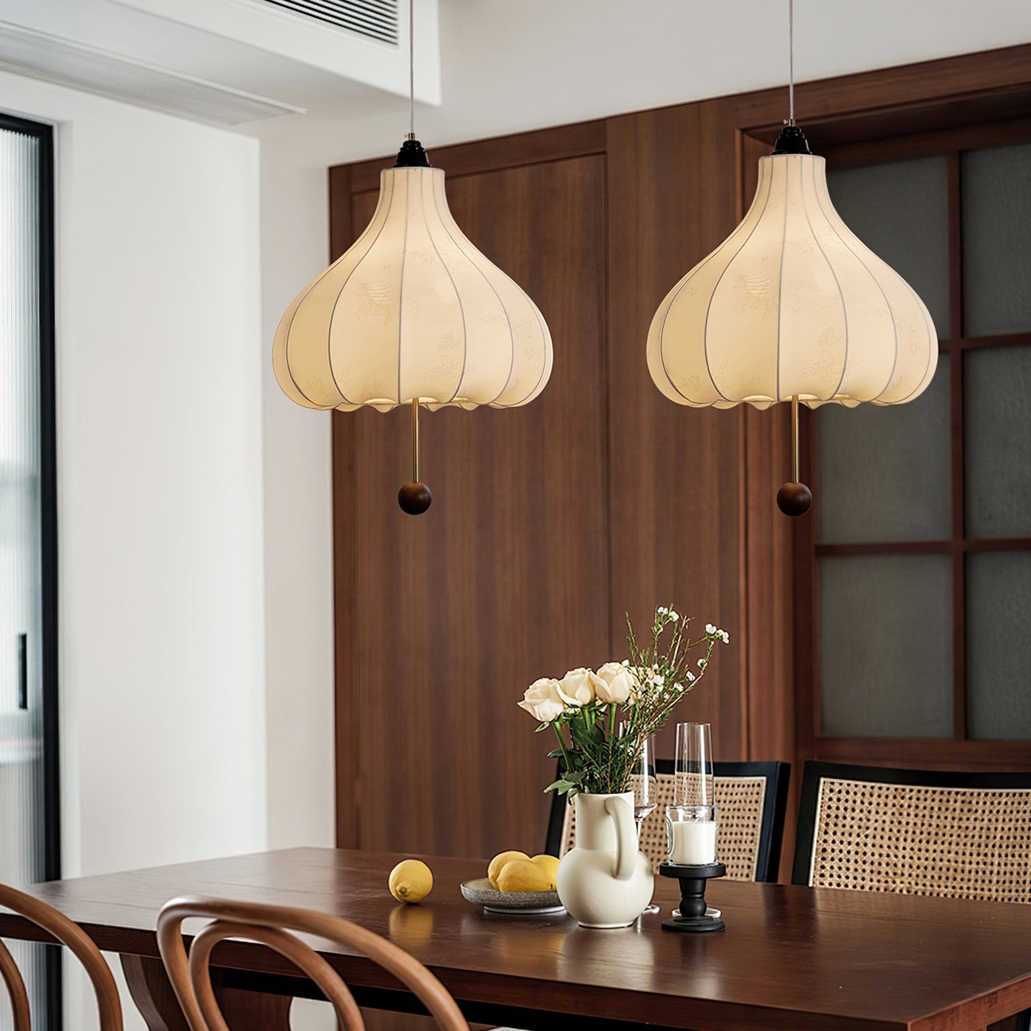 Para lamp wiszących z tkaniny w kolorze kasztanowym w stylu retro nad stołem w jadalni