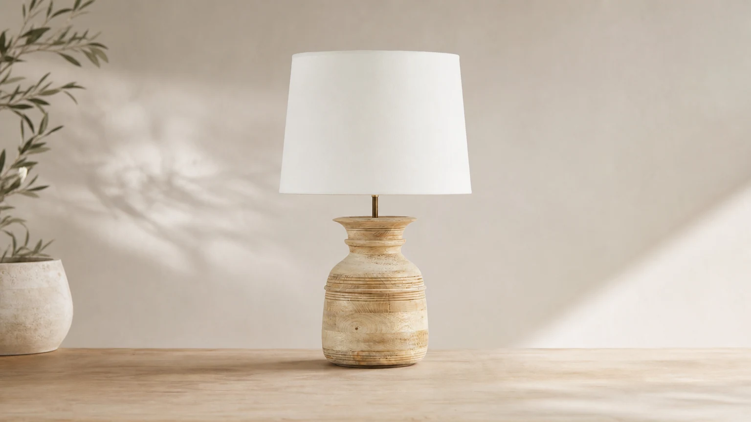 Lampa stołowa Kamryn D522 w ciepłej scenerii wnętrza