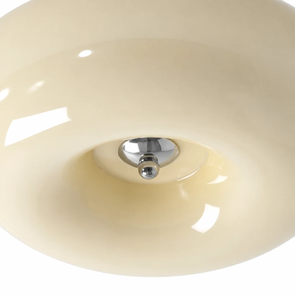Zbliżenie szklanego klosza i centralnego mocowania lampy sufitowej Bauhaus Glass Cream Pudding
