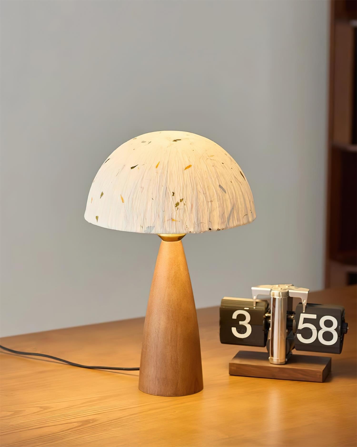 Lampa stołowa Kent Wood D62 zapalona obok małego zegara