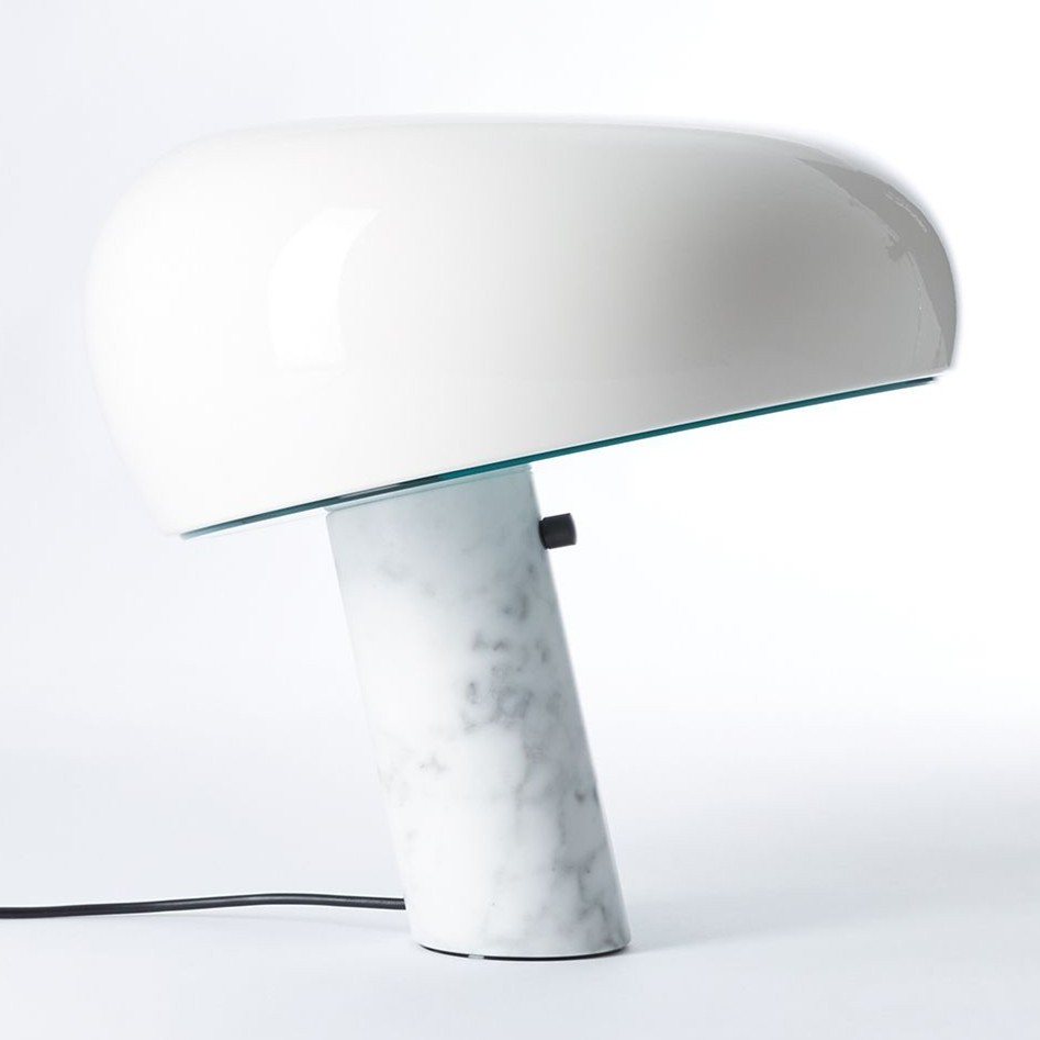 Lámpara de mesa curvada de mármol con acabado blanco