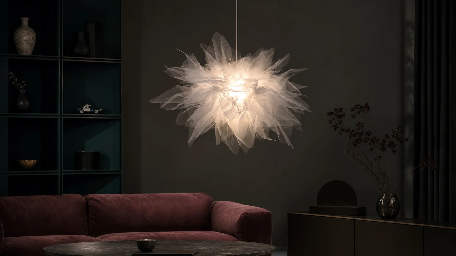 Biała bawełniana lampa wisząca w ciepłej scenerii wnętrza