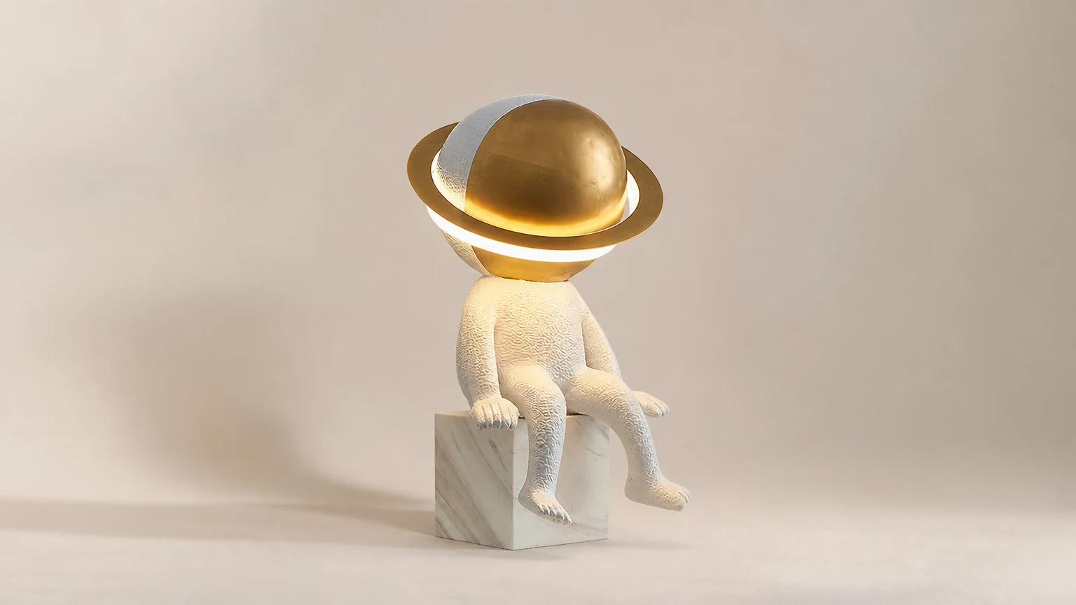 Nowoczesna żywiczna lampa stołowa Space Astronaut M407 pokazana w pomieszczeniu