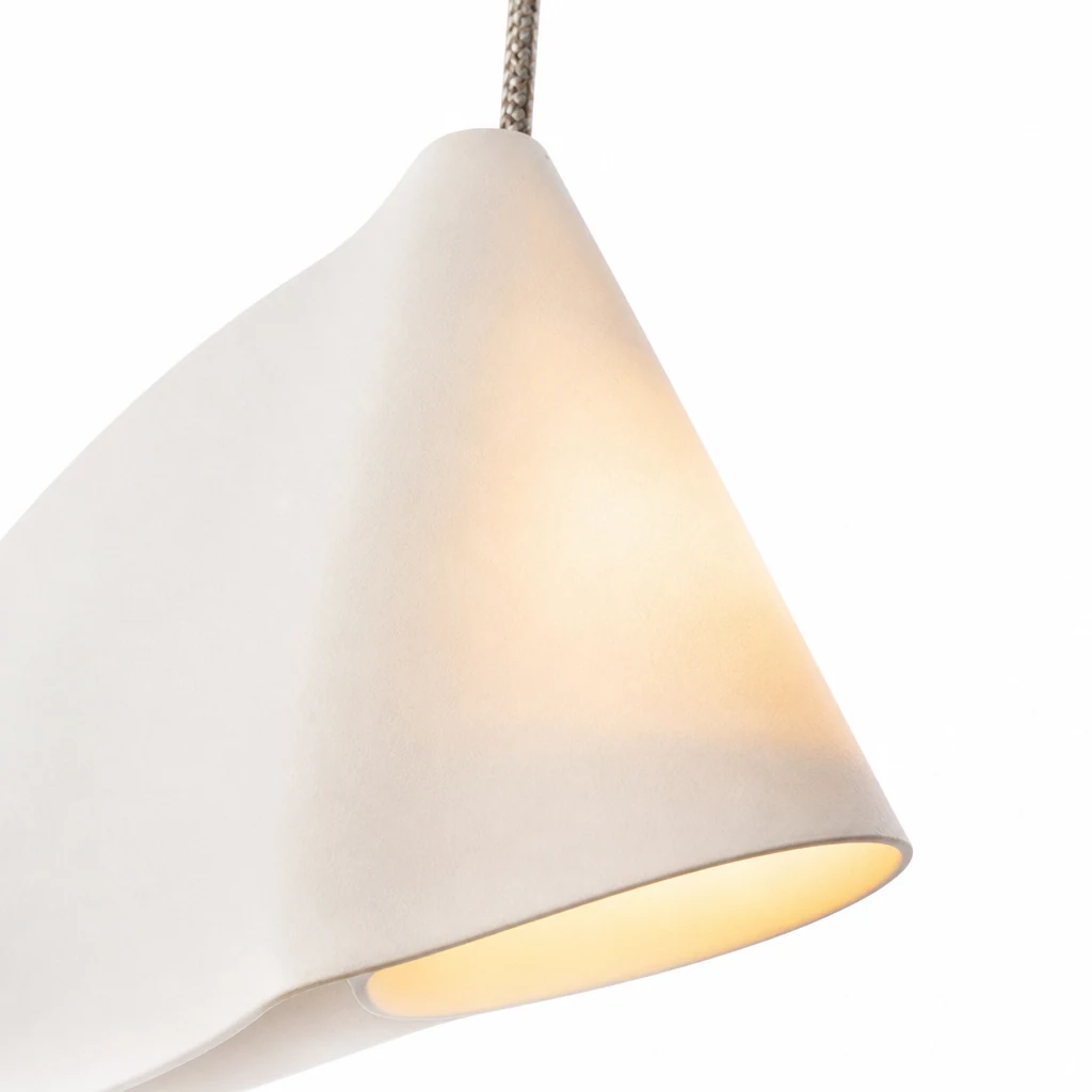 Zbliżenie na materiał i szczegóły klosza porcelanowej lampy wiszącej Boki