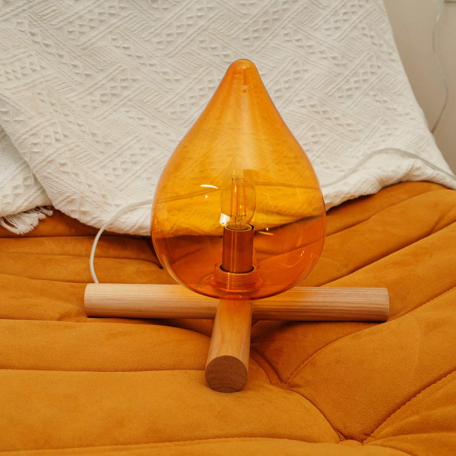 Lampa płomieniowa na ciepłej tkaninie pod innym kątem