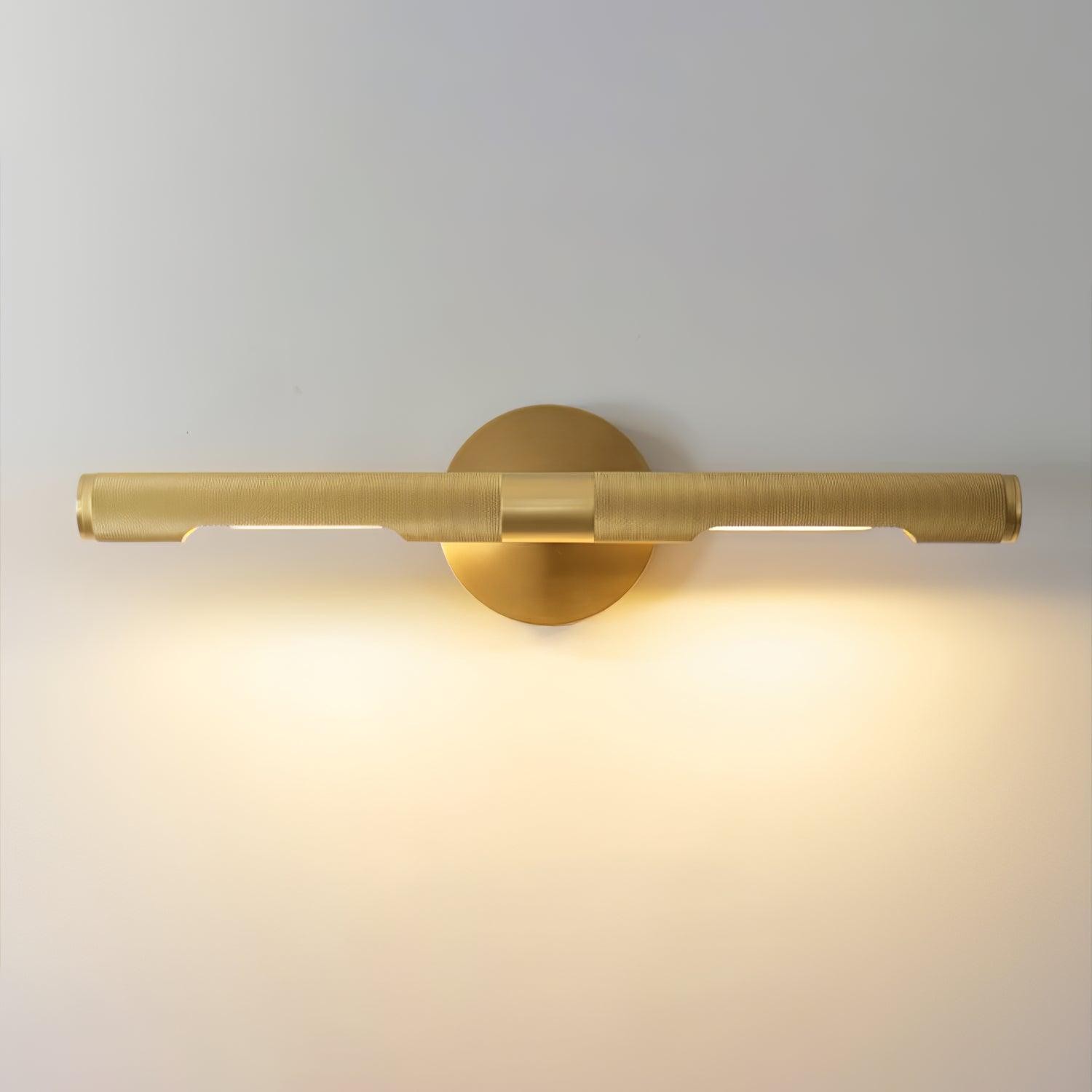 Messingvegglampe montert på vanlig vegg med varm lysstråle