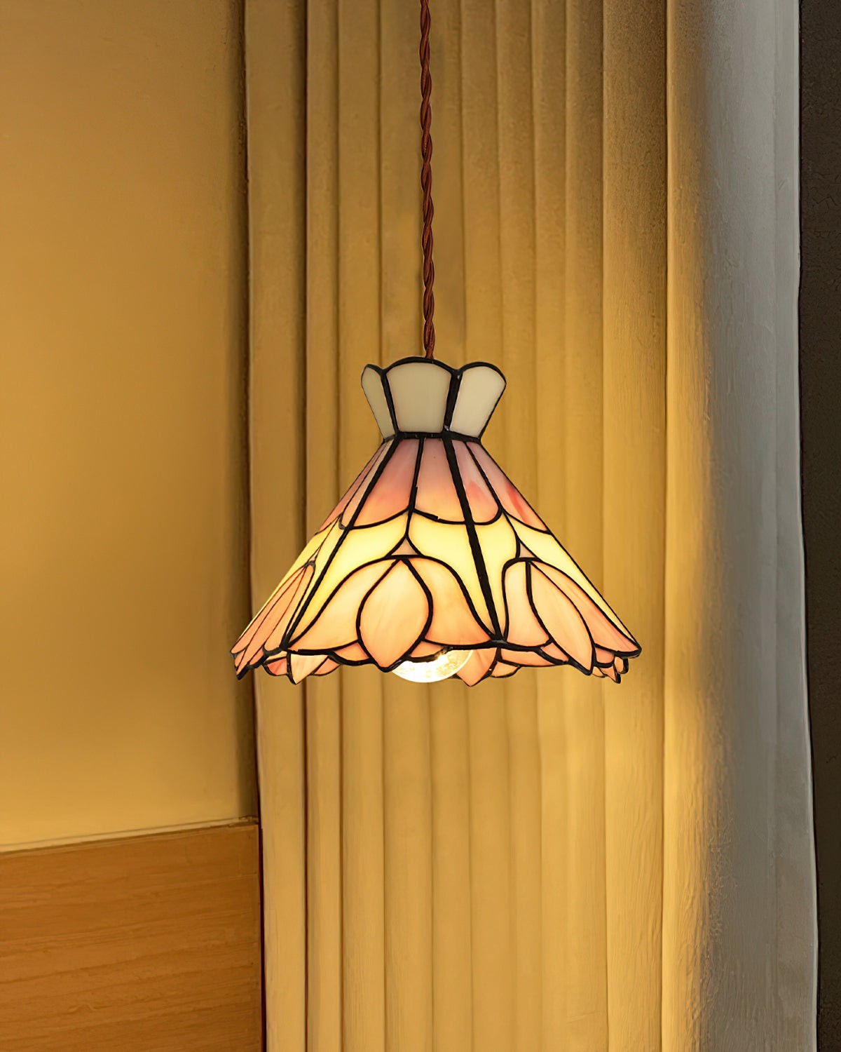 Lampa wisząca retro Tiffany w ciepłym pomieszczeniu
