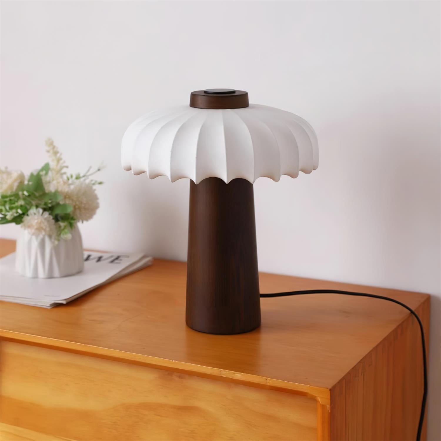 Lampa stołowa Juego na blacie z mniej podświetlonym kloszem