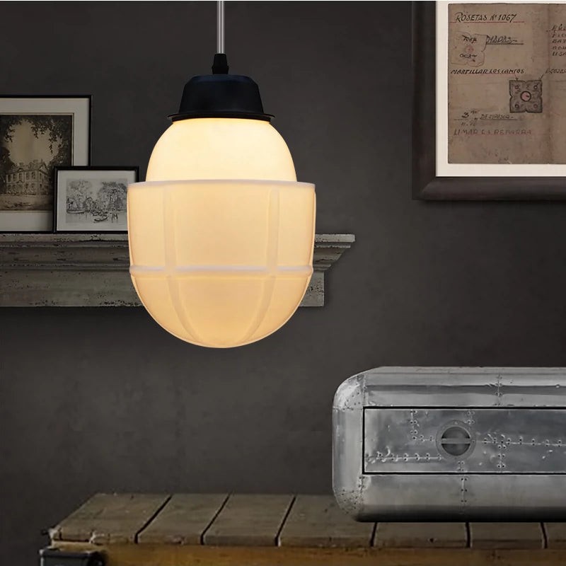 Pojedyncza lampa wisząca z mlecznego szkła w stylowym wnętrzu