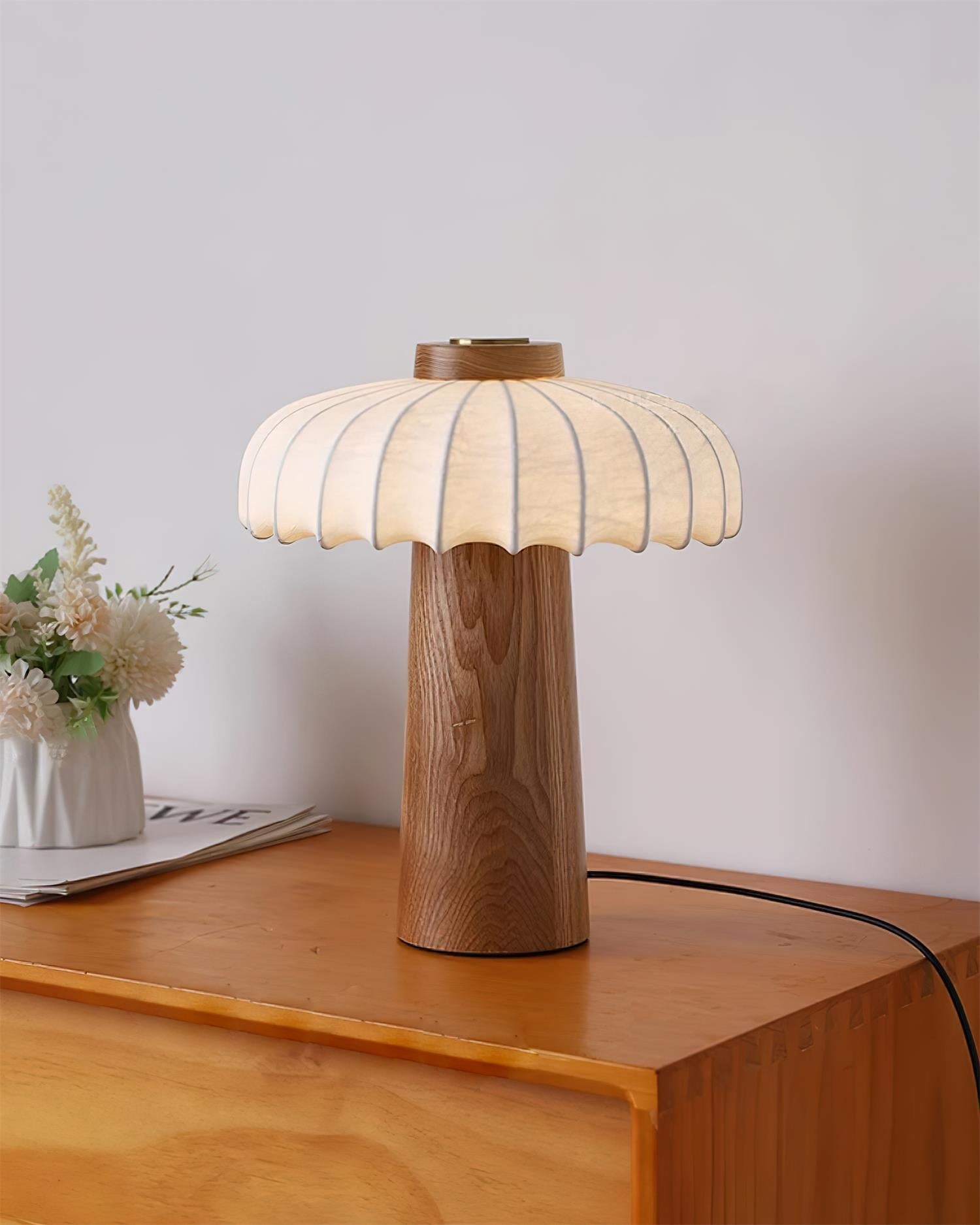 Lampa stołowa Juego z jasnego drewna na szafce z dekorem