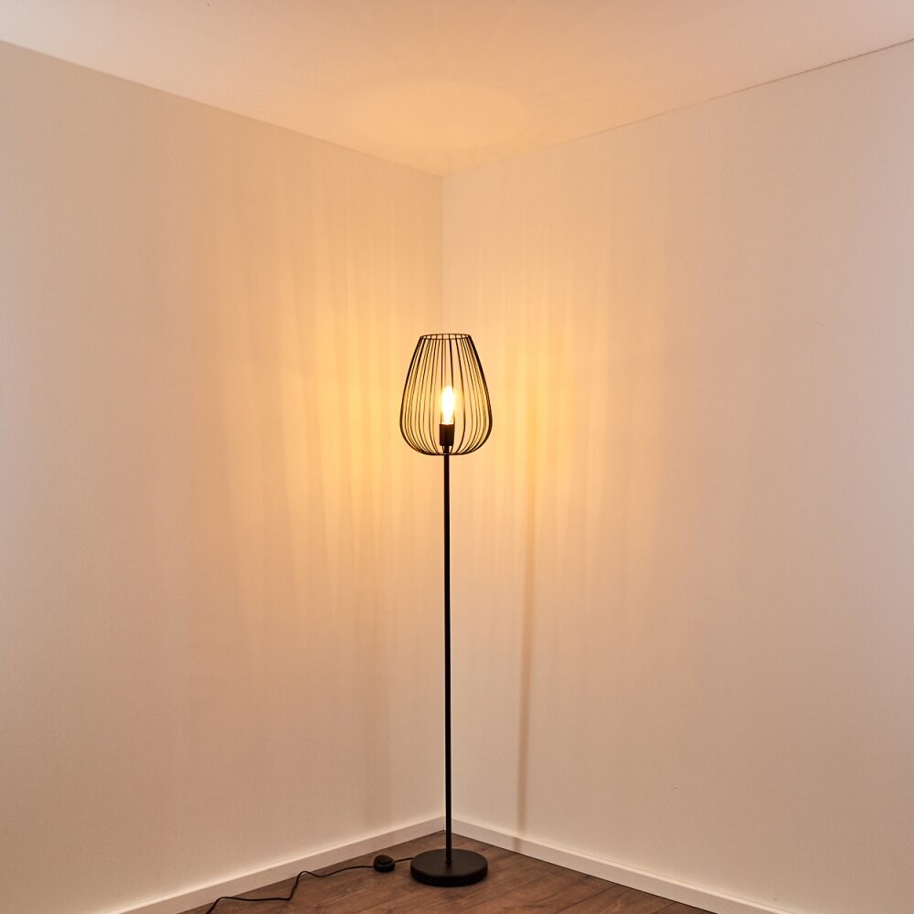Lámpara de pie S69 en un rincón de una habitación minimalista.
