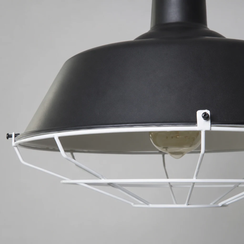 Zbliżenie na żelazny klosz i osłonę lampy wiszącej Cobal