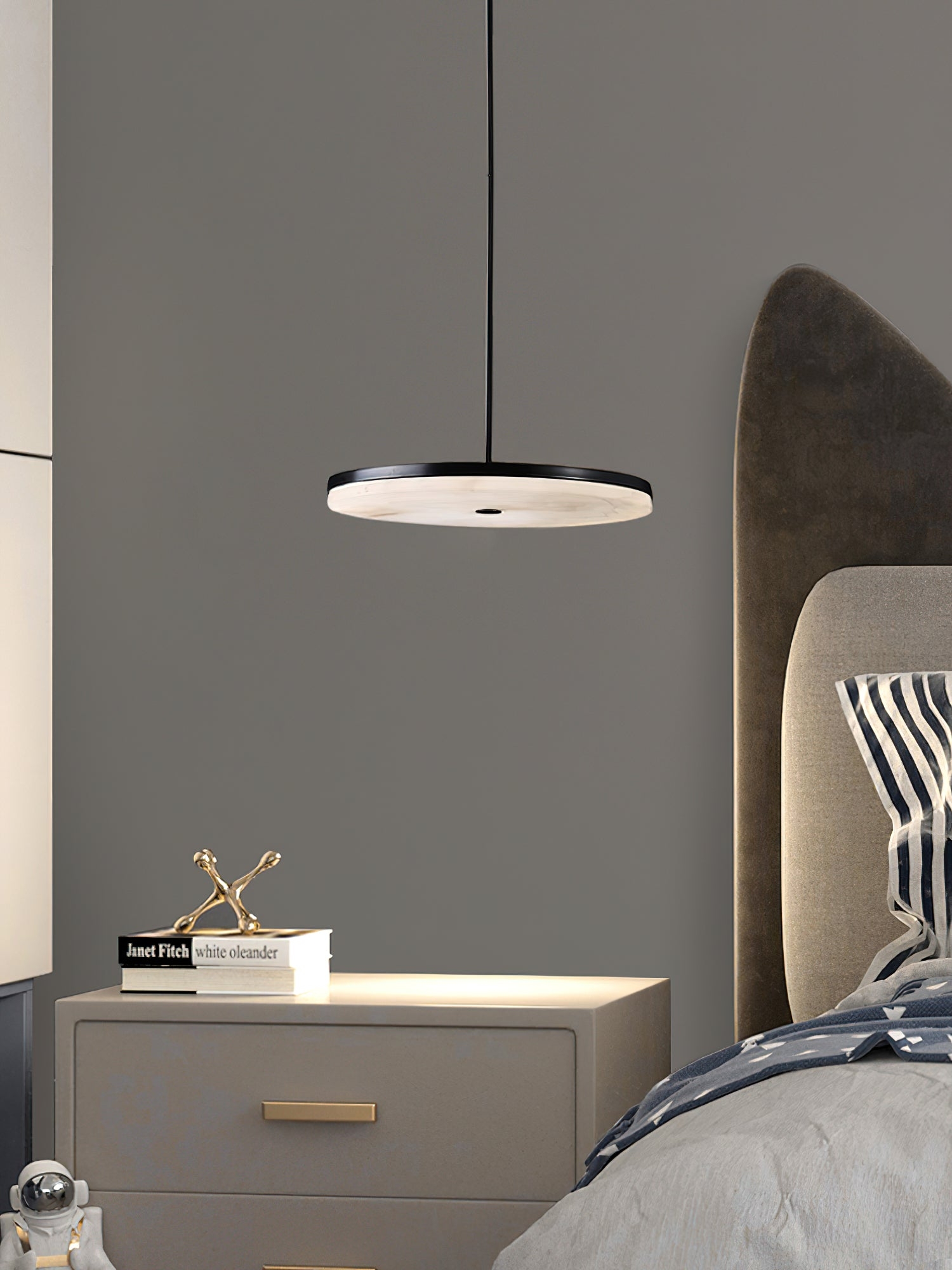 Lampa wisząca Wyatt obok szafki nocnej w sypialni