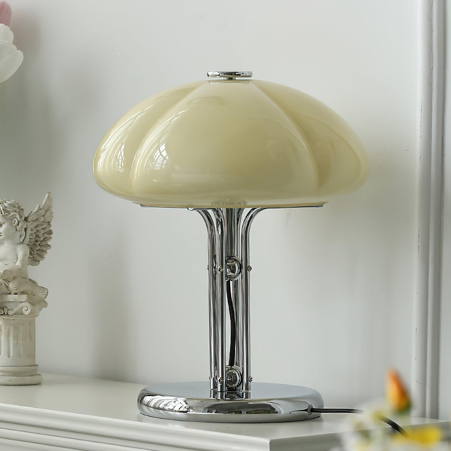 Kremowa szklana lampa na półce z jasnym dekorem