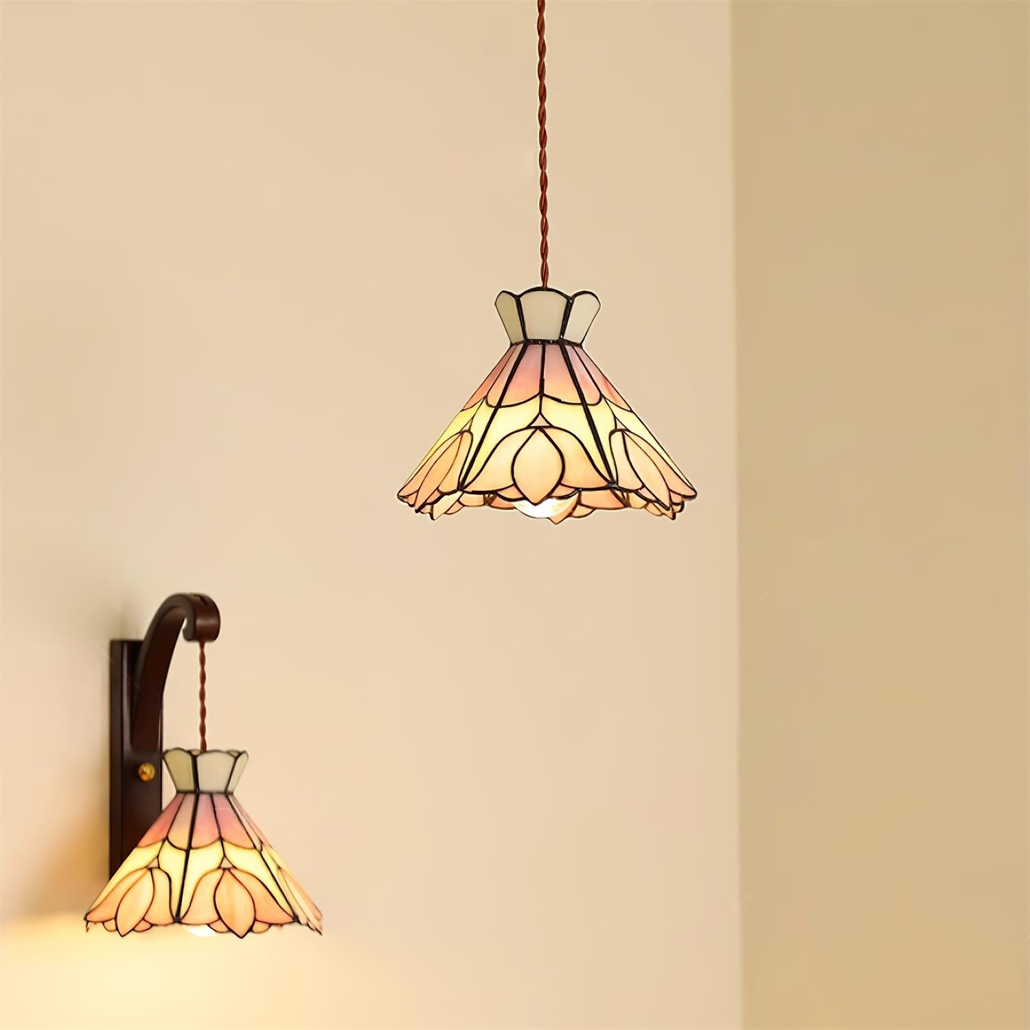Retro lampa wisząca Tiffany z pasującą lampą ścienną w pokoju