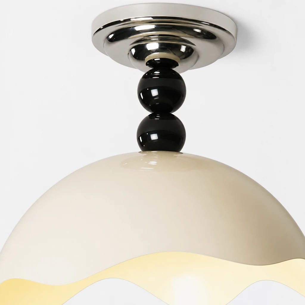 Zbliżenie na lampę sufitową Wave Crest złożoną z warstw metalu i akrylu
