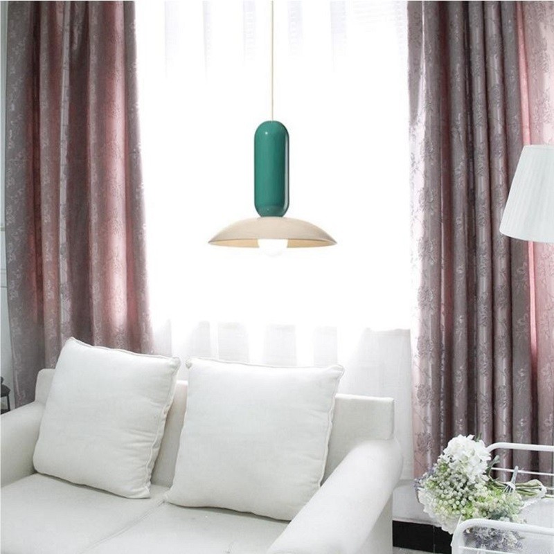 Lampa wisząca Color Block Frisbee Pau w jasnym salonie