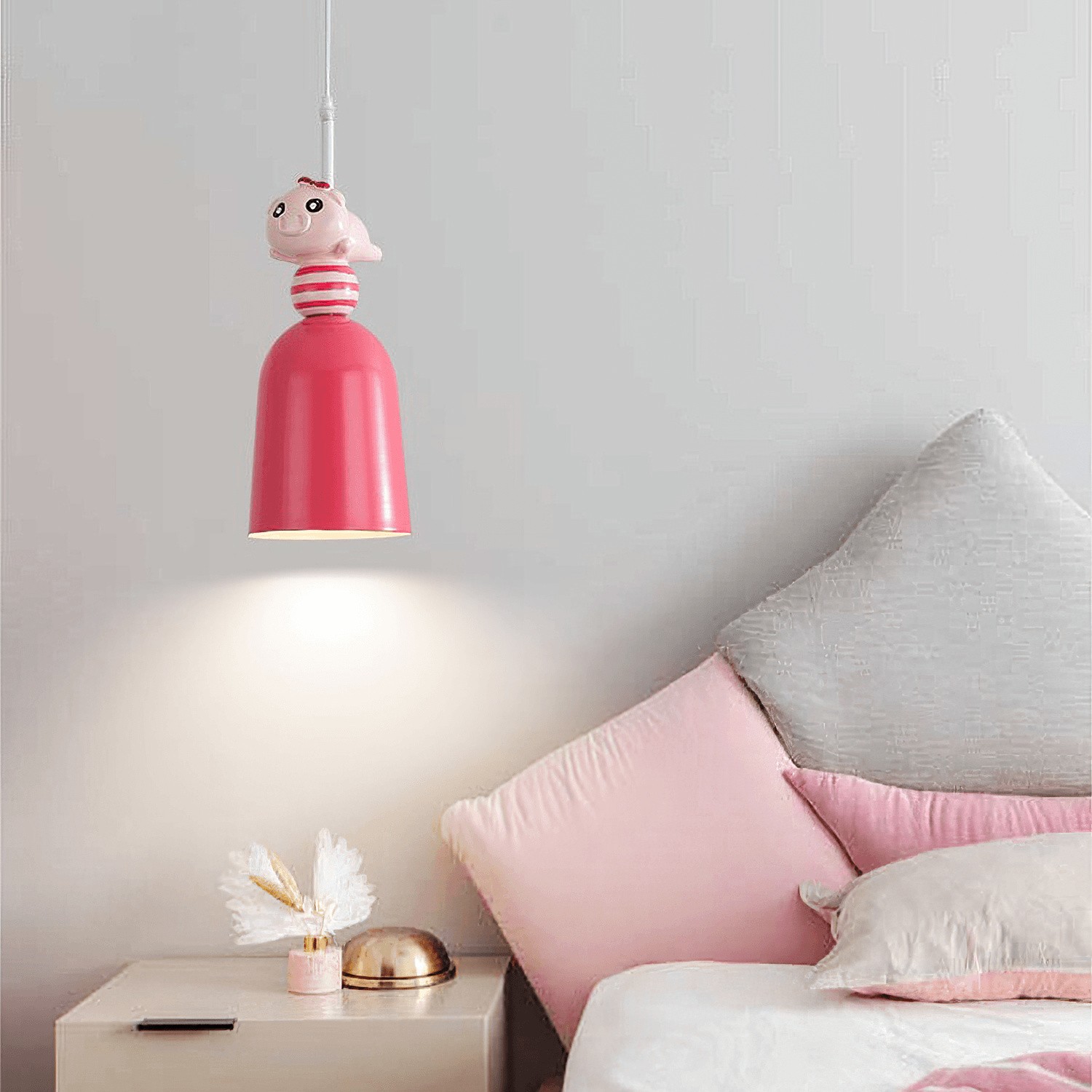 Różowa lampa wisząca z postaciami podświetlana w sypialni