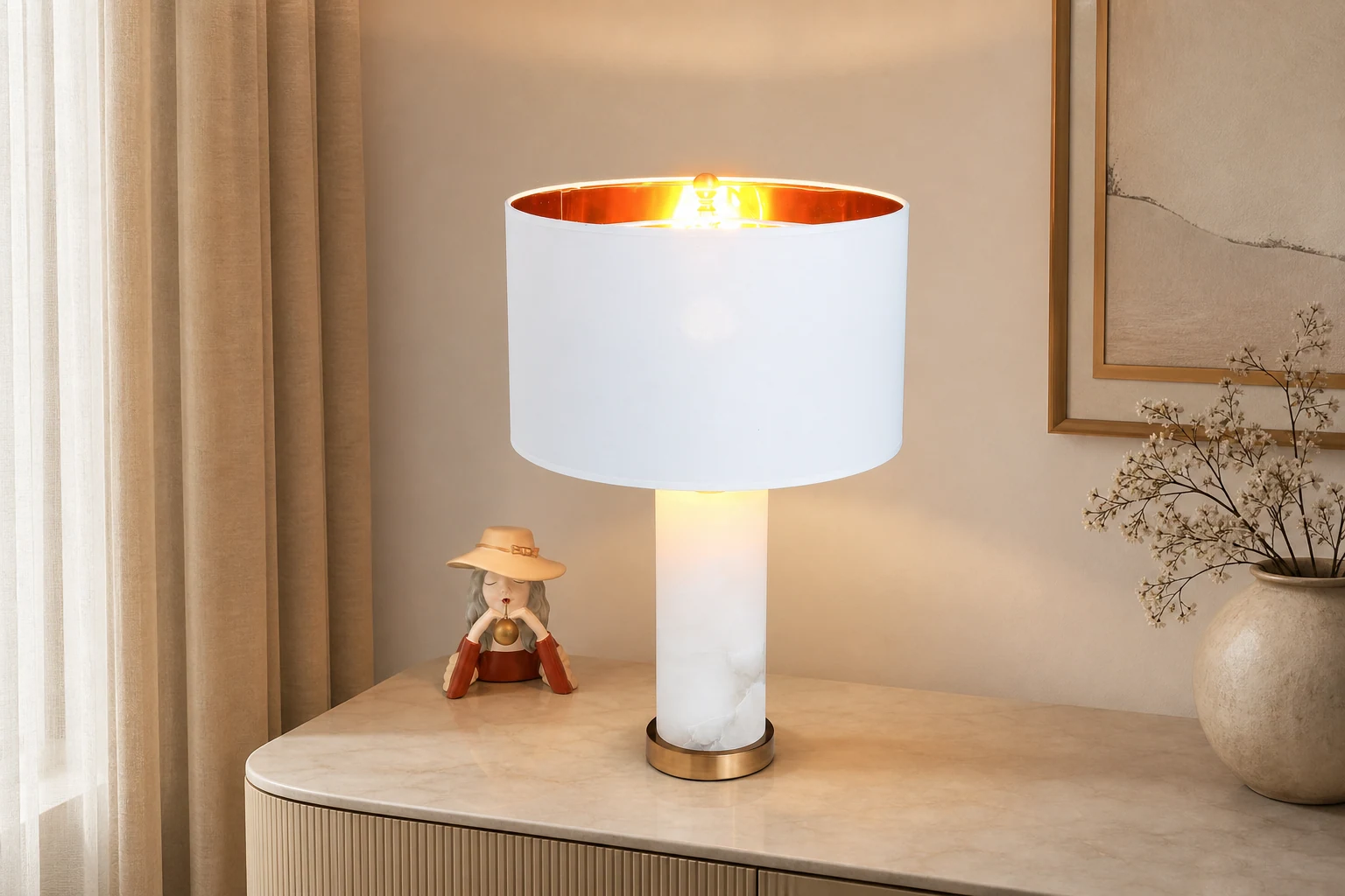 Alabastrowa lampa stołowa w stonowanej scenie lifestylowej