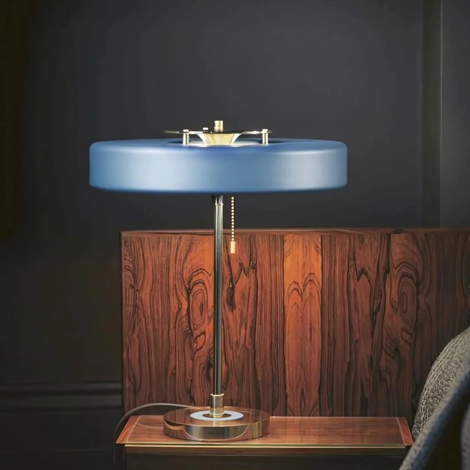 Lampa stołowa D803 z niebieskim kloszem na stoliku bocznym