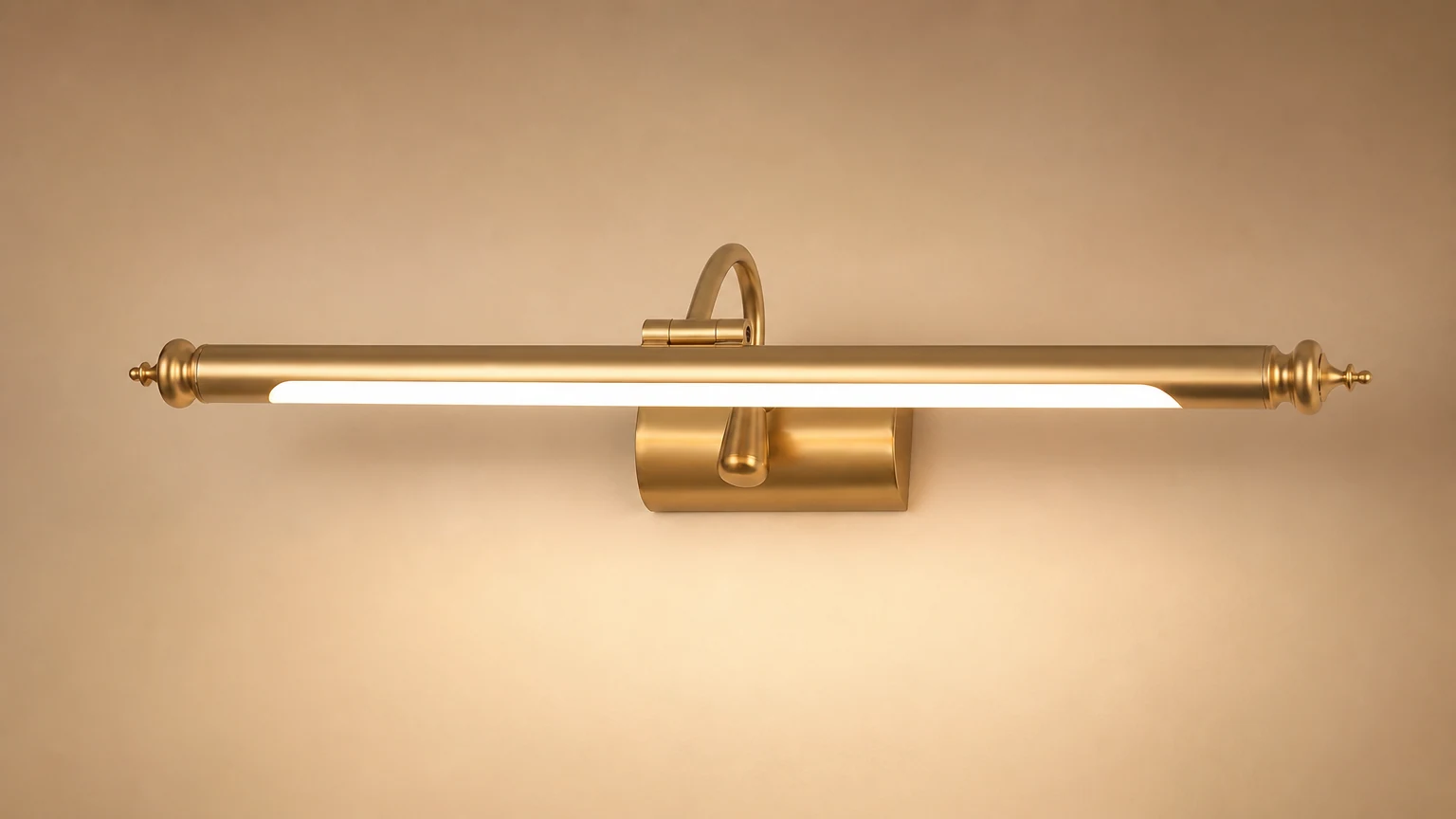 LED-vegglampe i messing med speilfront, M71, i en horisontal scene med baderomsservant