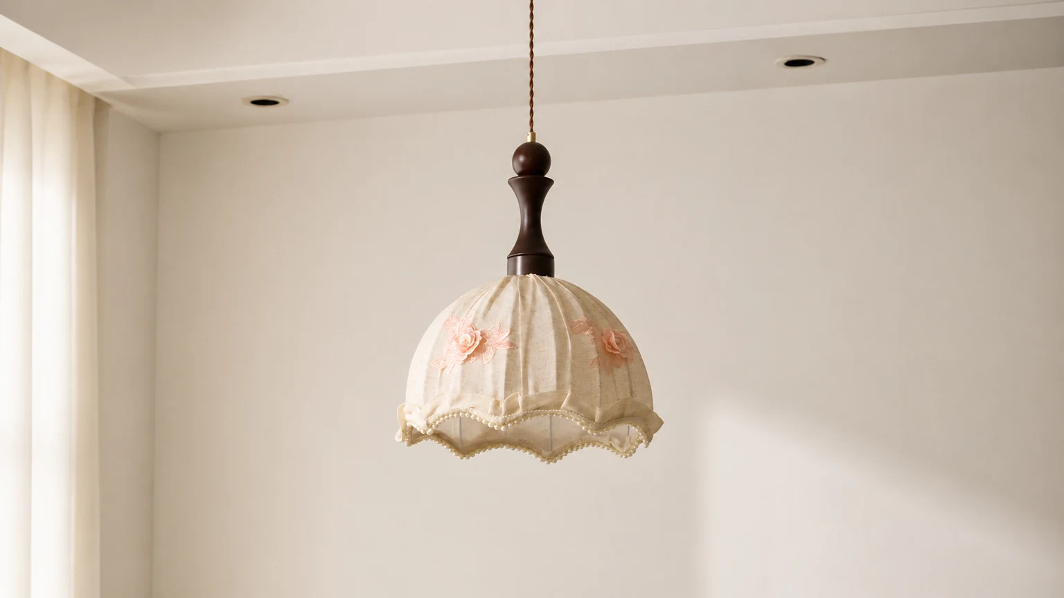 Lampa wisząca Camélia D337 w scenerii miękkiego pomieszczenia