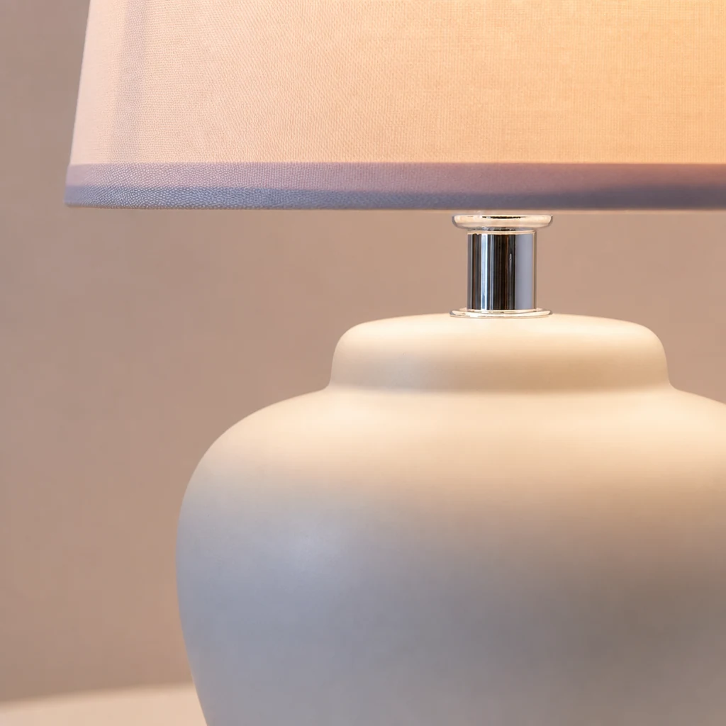 Detailaufnahme der Tischleuchte Nordic Ceramics mit Keramikoberfläche und Stoffschirm