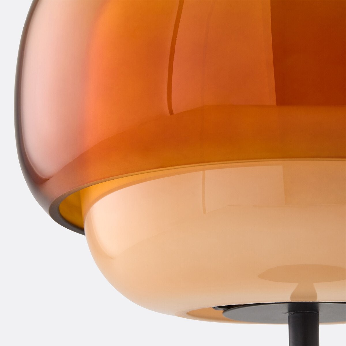 Nærbilde av oransje, håndblåst dobbel sopplignende glassskjerm
