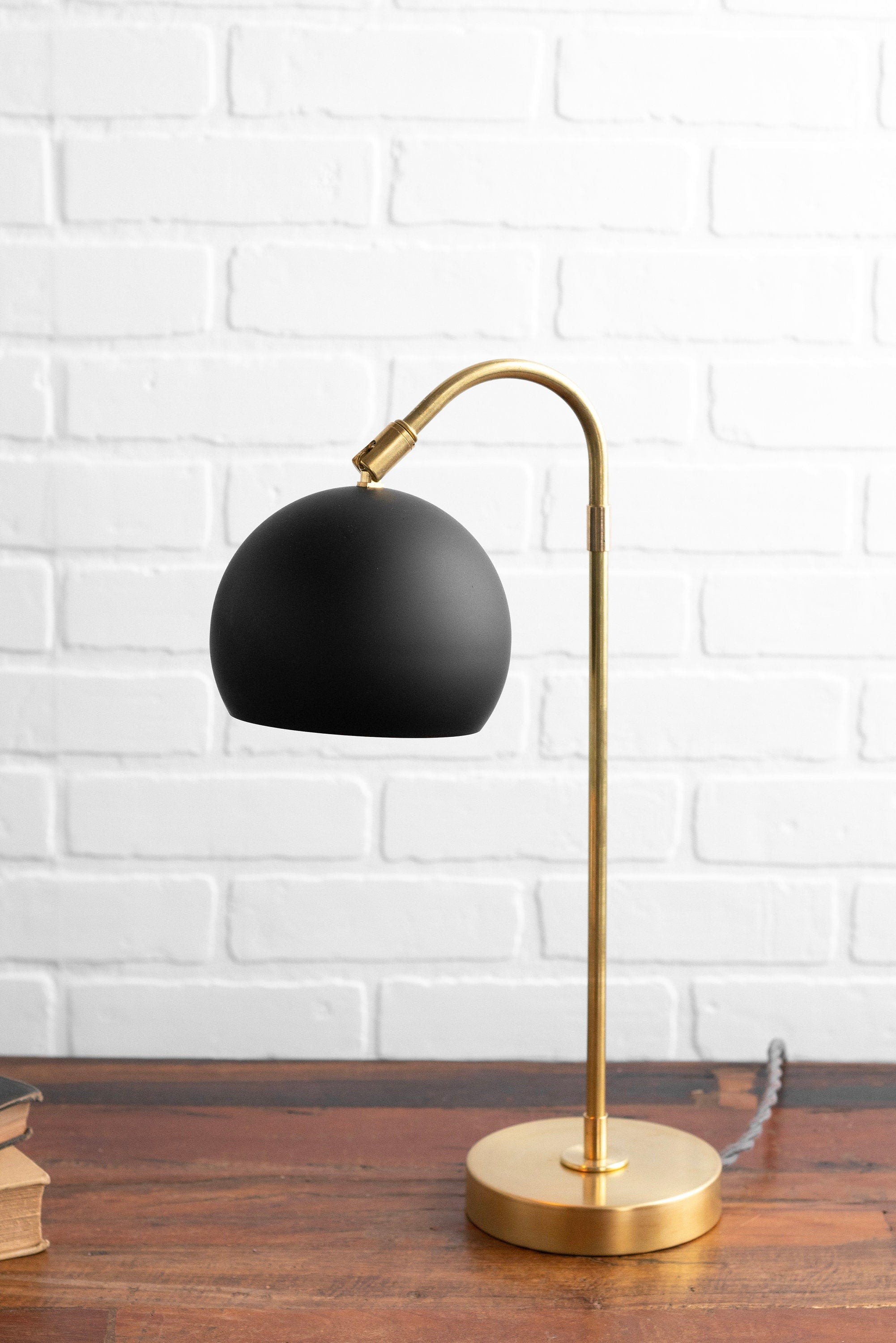 Lampa Ornato Luxe na powierzchni drewna