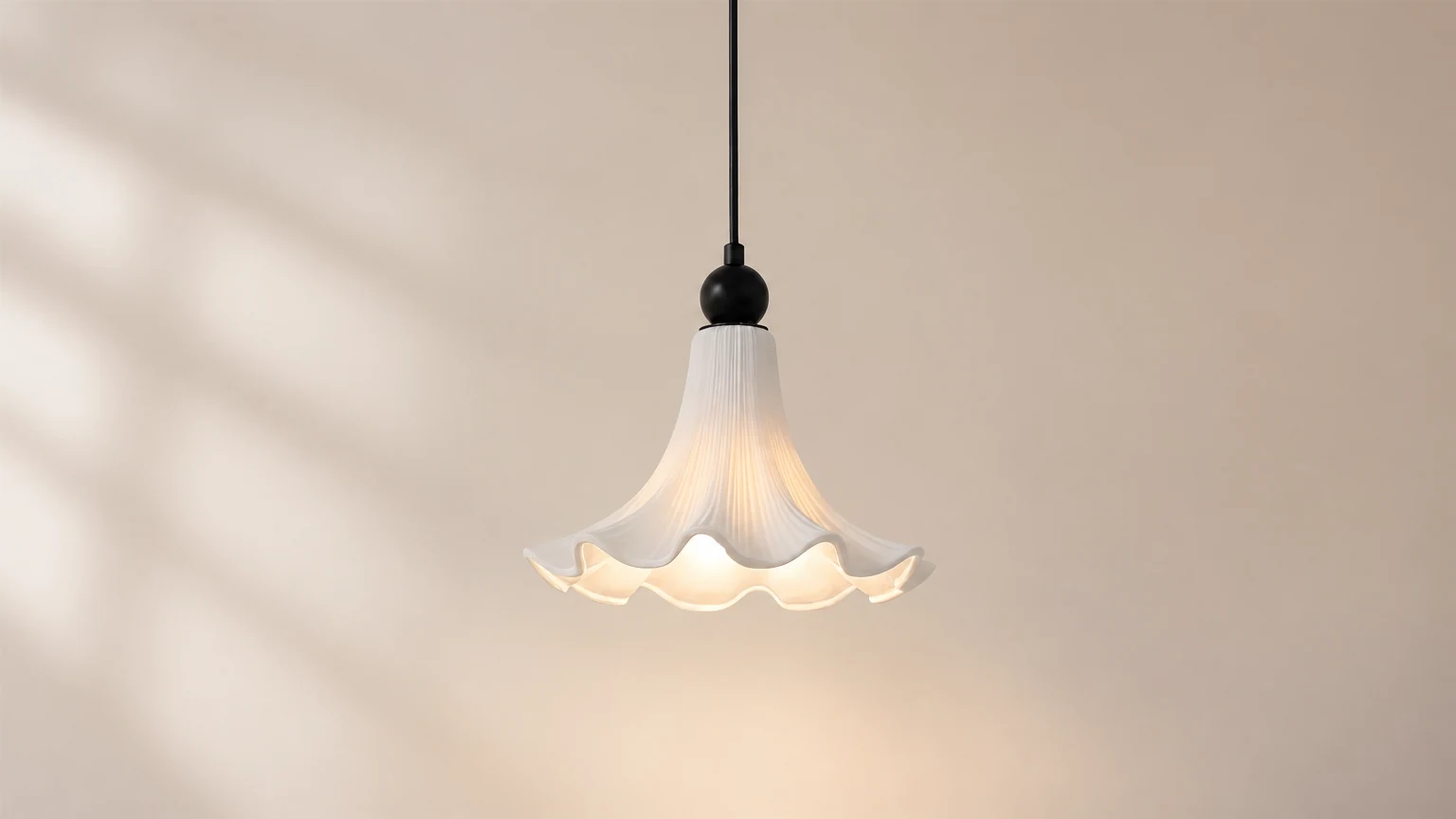 Nordycka lampa stołowa z metalowym dyskiem M574 stylizowana na stół