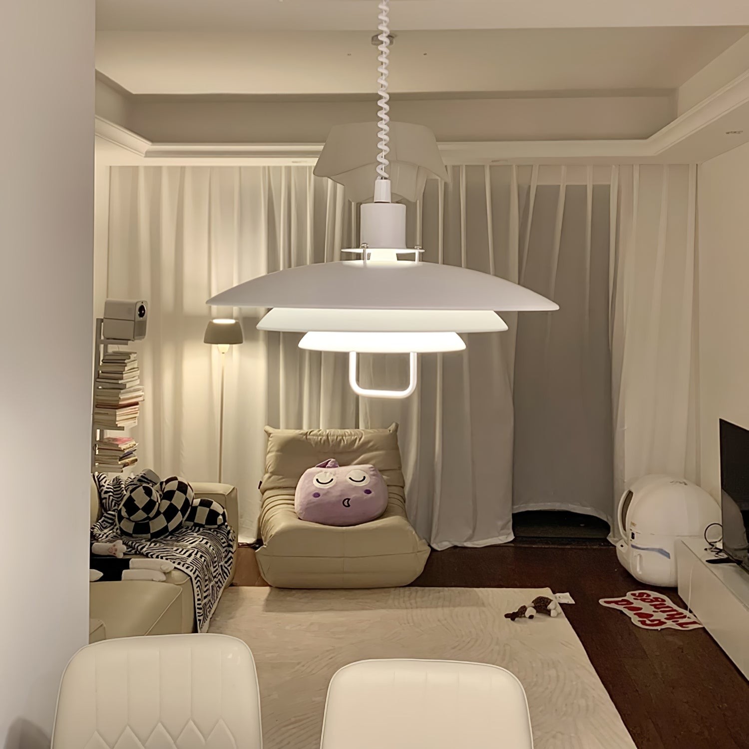 Lampa wisząca UFO zainstalowana nad częścią wypoczynkową w salonie