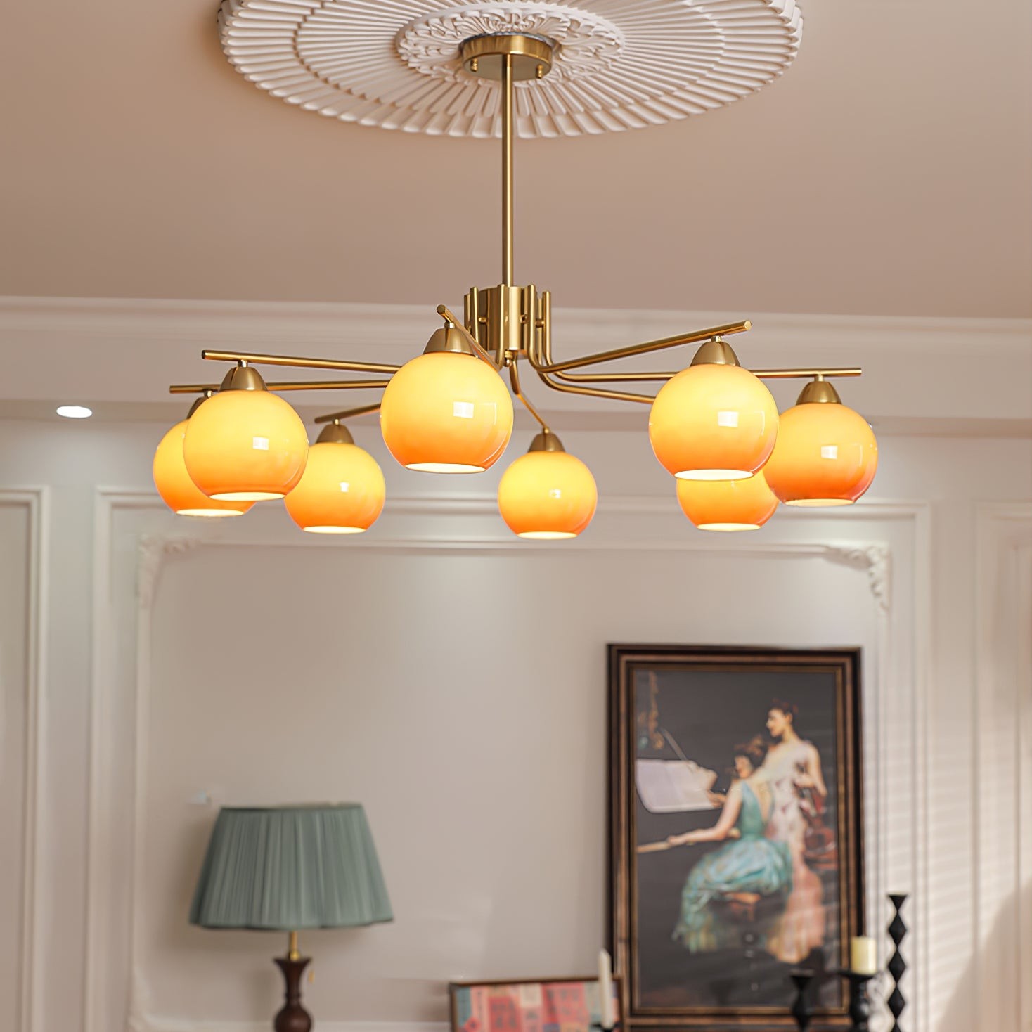 Kulista lampa wisząca Caramel podświetlana w scenie pomieszczenia