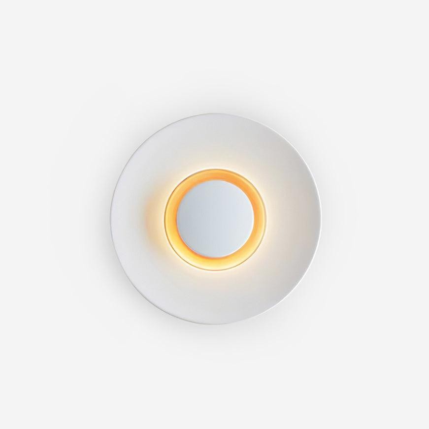 Sentrert produktvisning av rund vegglampe i enkel stil P009