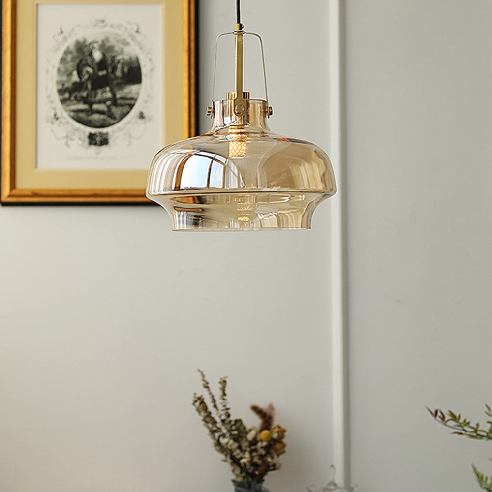 Lampa wisząca w minimalistycznej scenie dekoracji ściennych