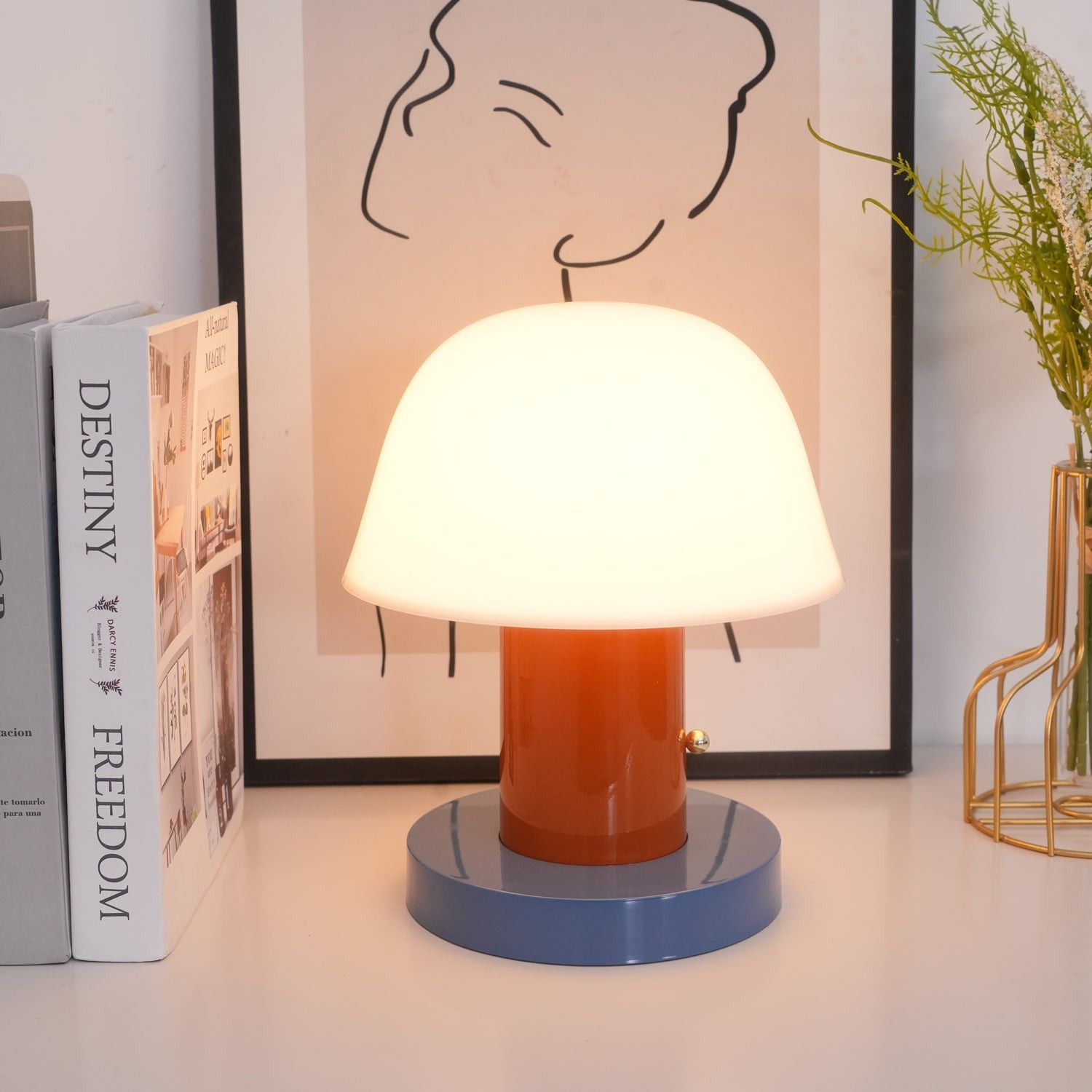 Sopplignende trådløs lampe på en stilig bordplate