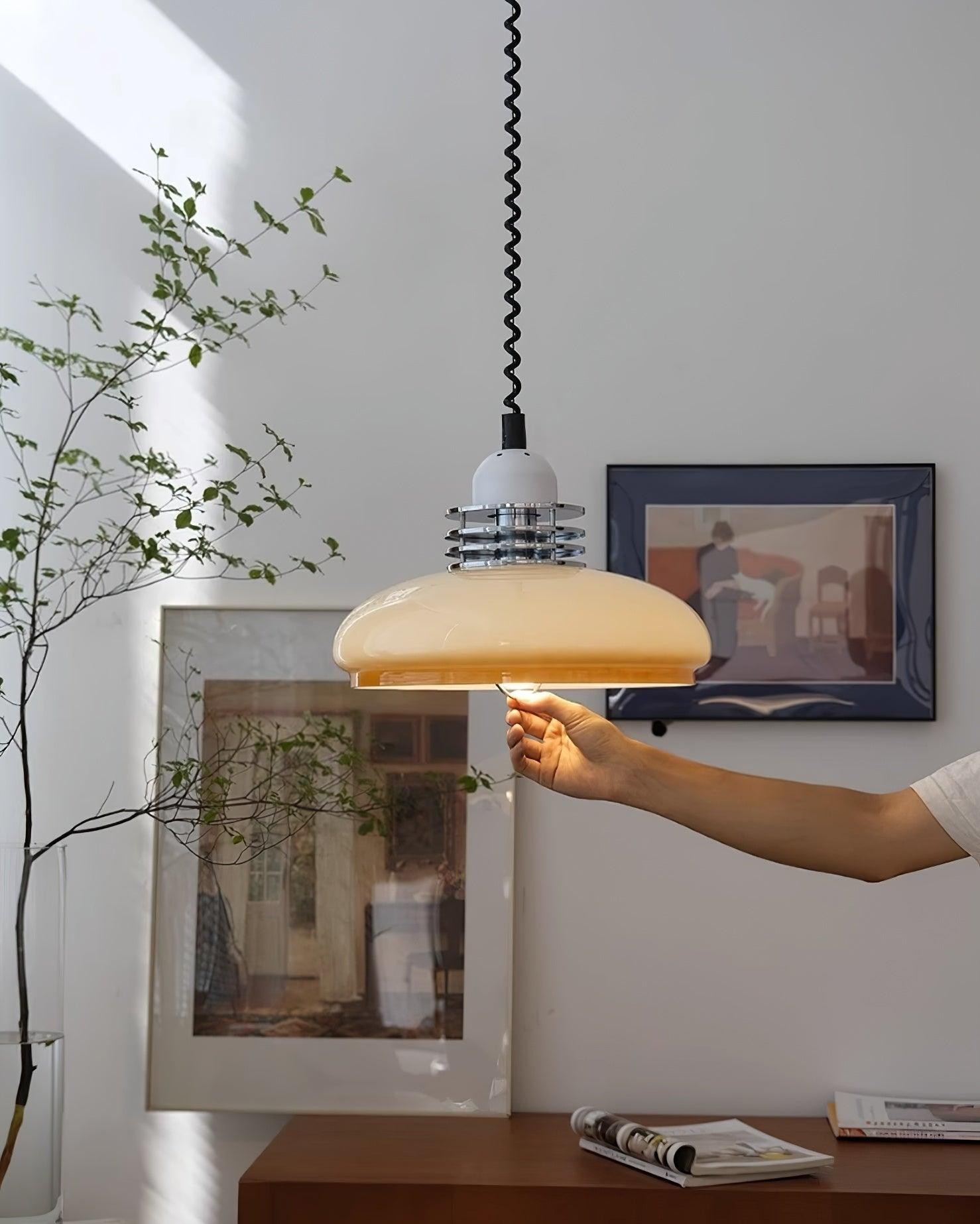 Ręka demonstrująca wysuwaną lampę wiszącą