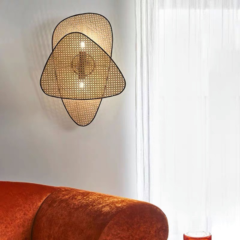 Rattan-Wandleuchte in der Nähe eines Schlafzimmerfensters