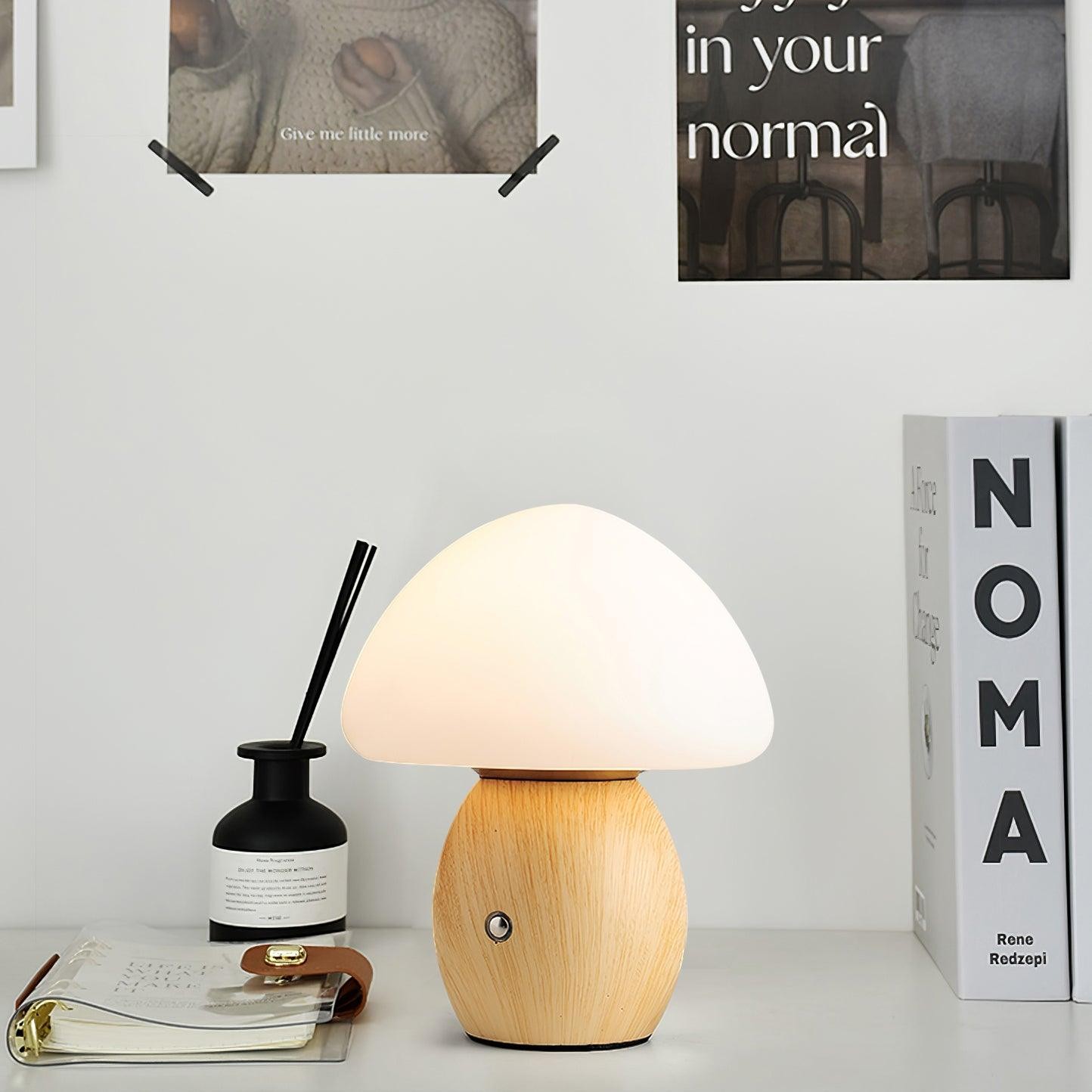 Lampa stołowa grzybowa na biurku z książkami i dyfuzorem