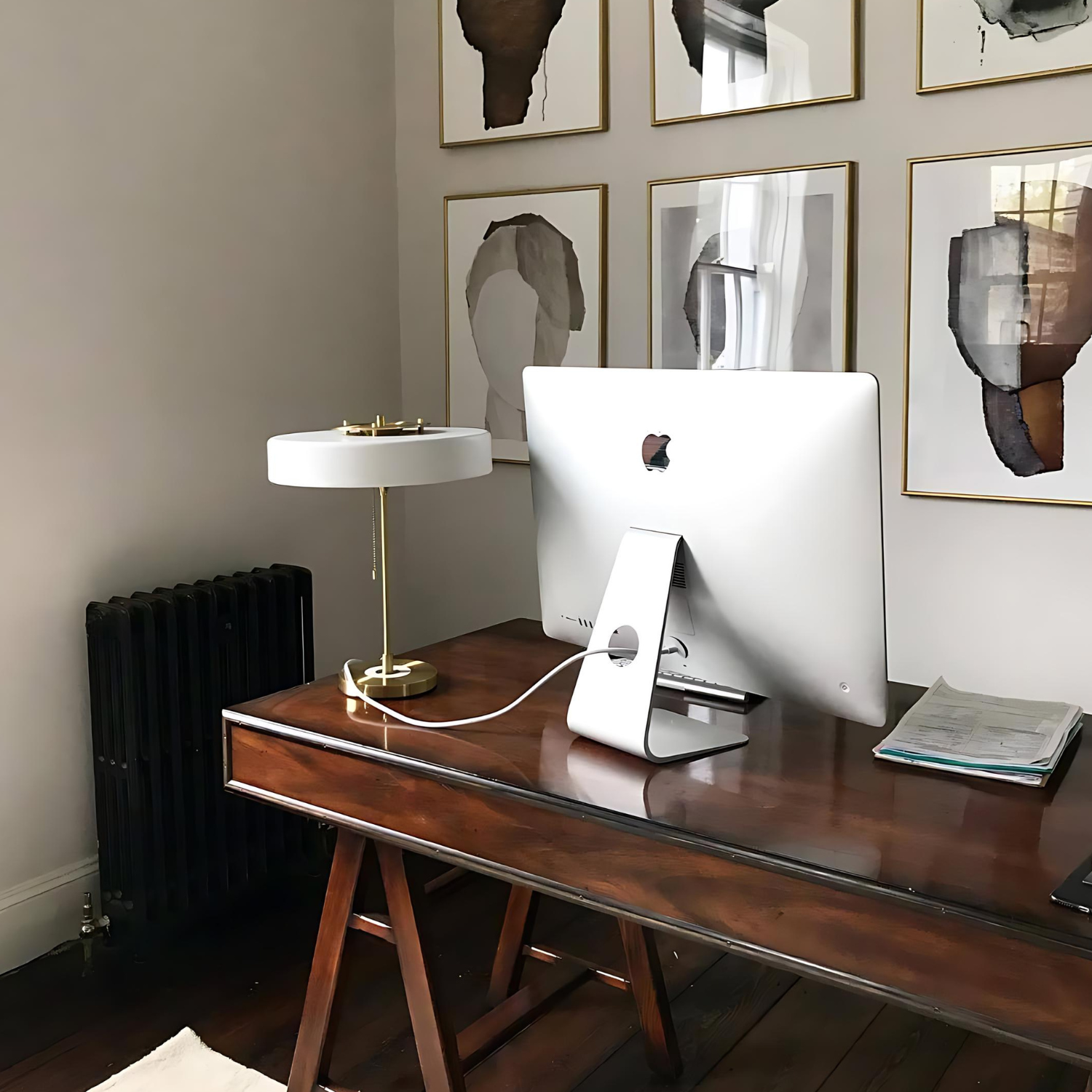 Lampa stołowa D803 na biurku w domowym biurze