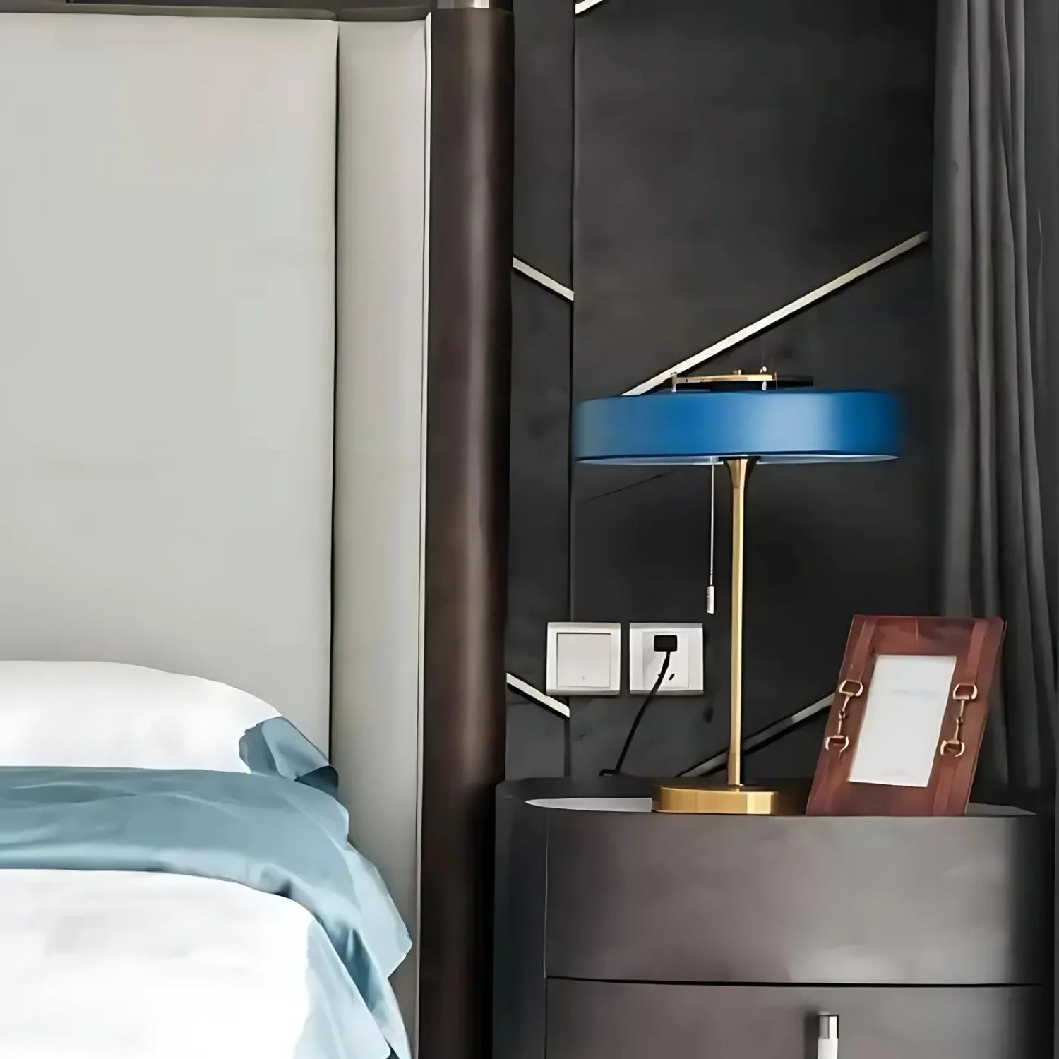 Niebieska lampa stołowa D803 na stoliku nocnym