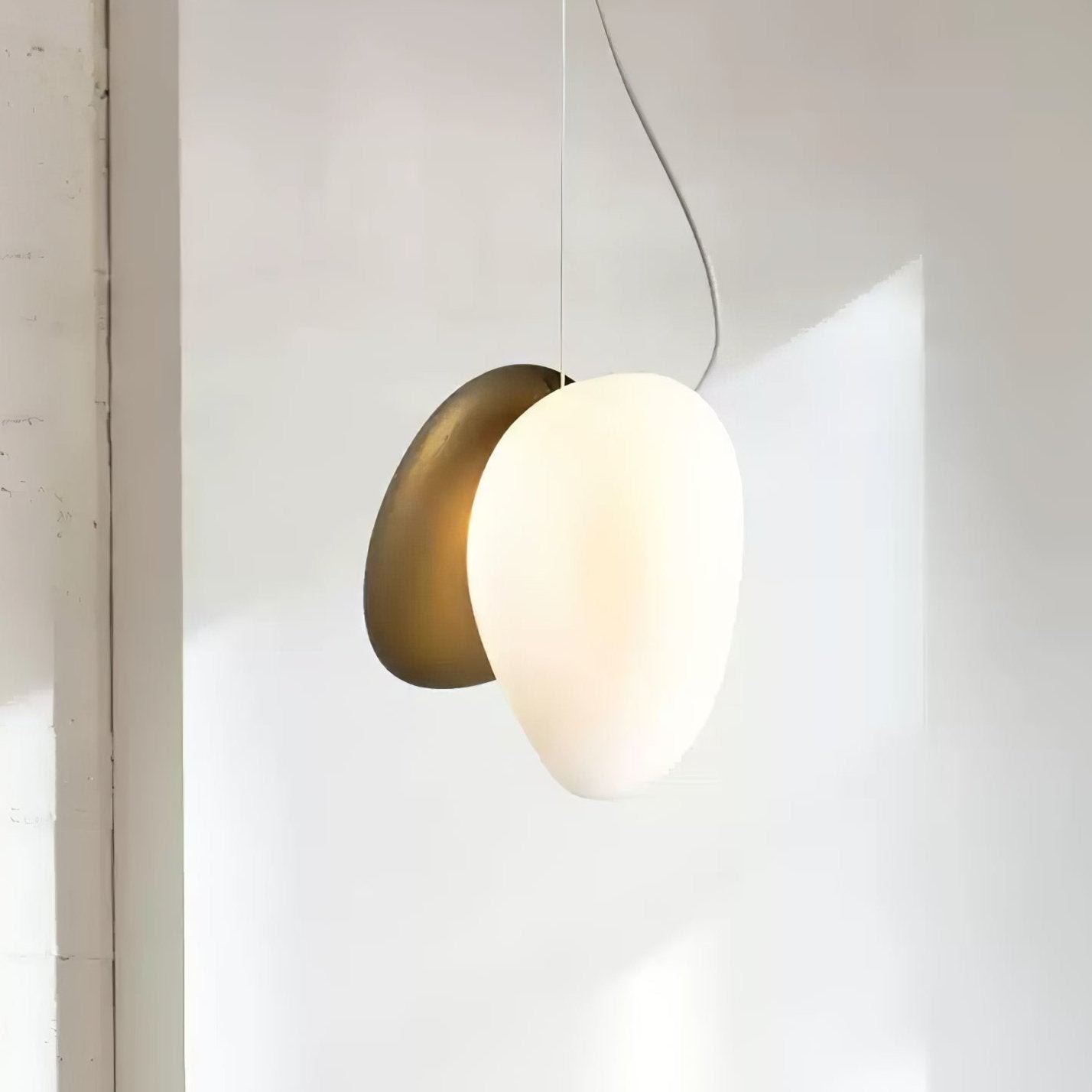 Lampa wisząca M318 świecąca w minimalistycznym wnętrzu przy ścianie