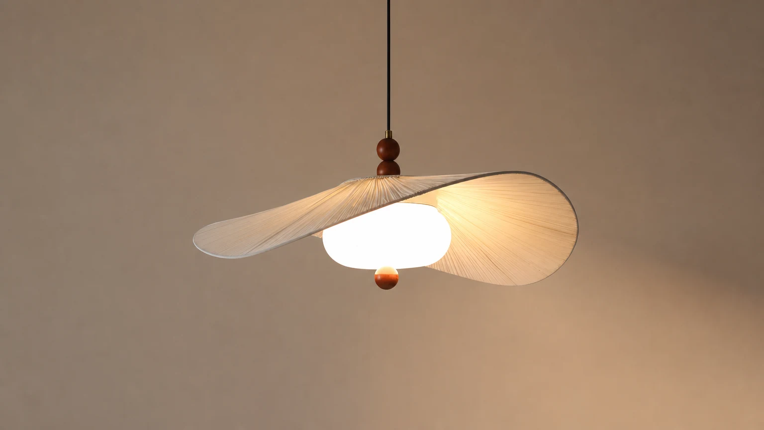 Lampa wisząca Serafina D97 w ciepłej scenerii wnętrza
