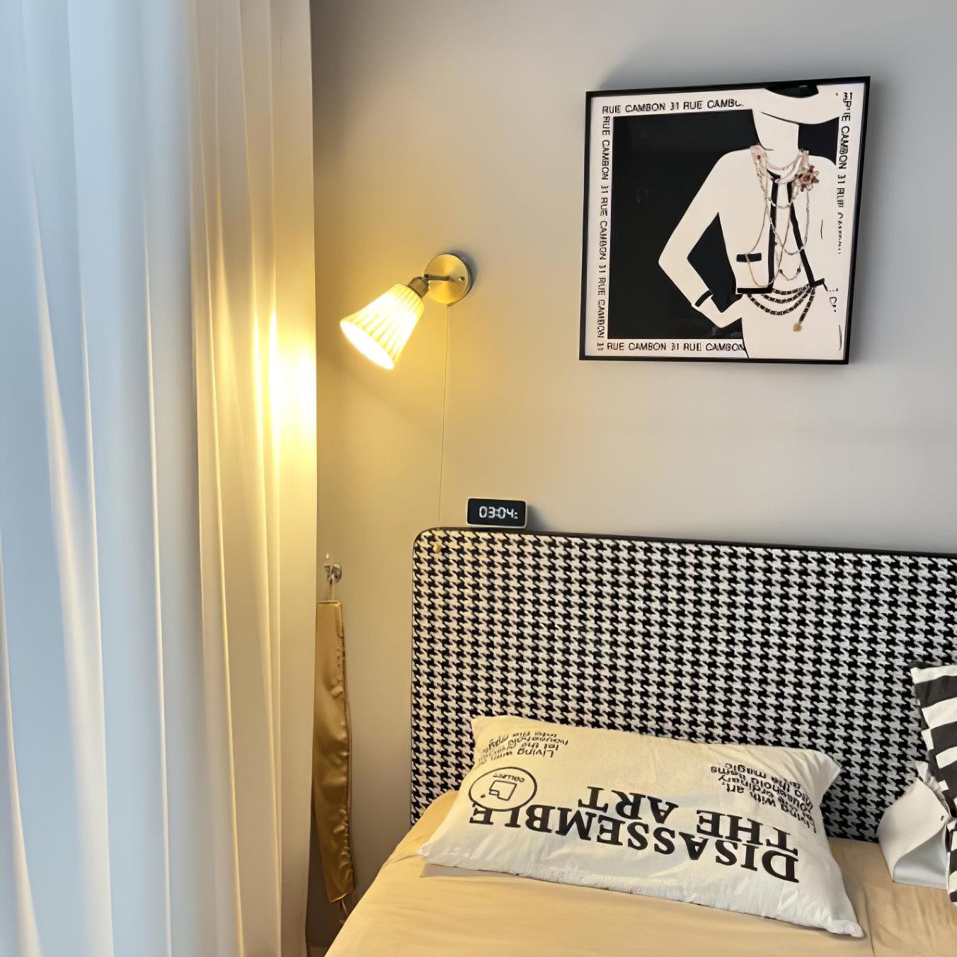 Scena sypialni z lampą ścienną zainstalowaną obok łóżka