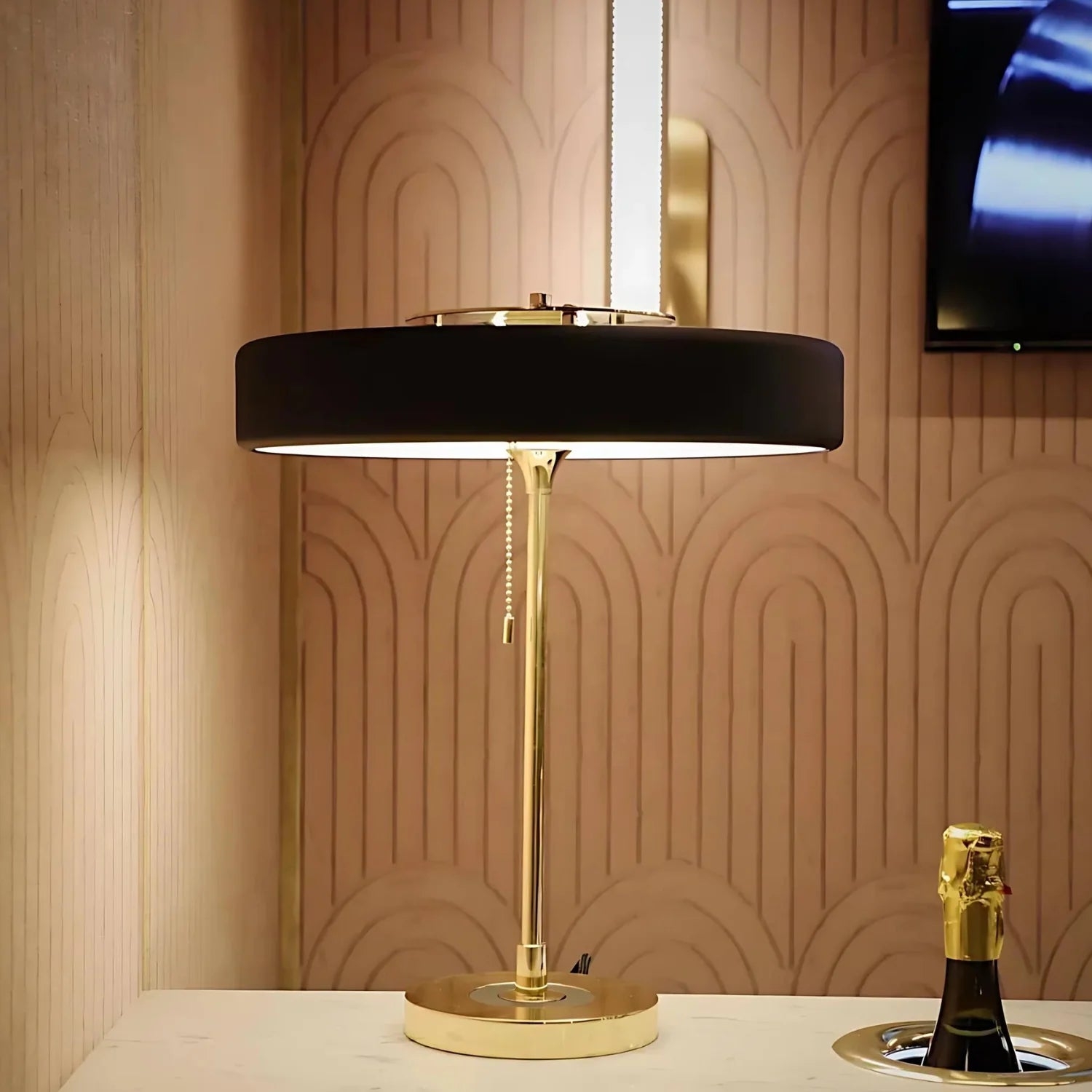 Radiant Tower of Light Minimalist Metal Table Lamp D803