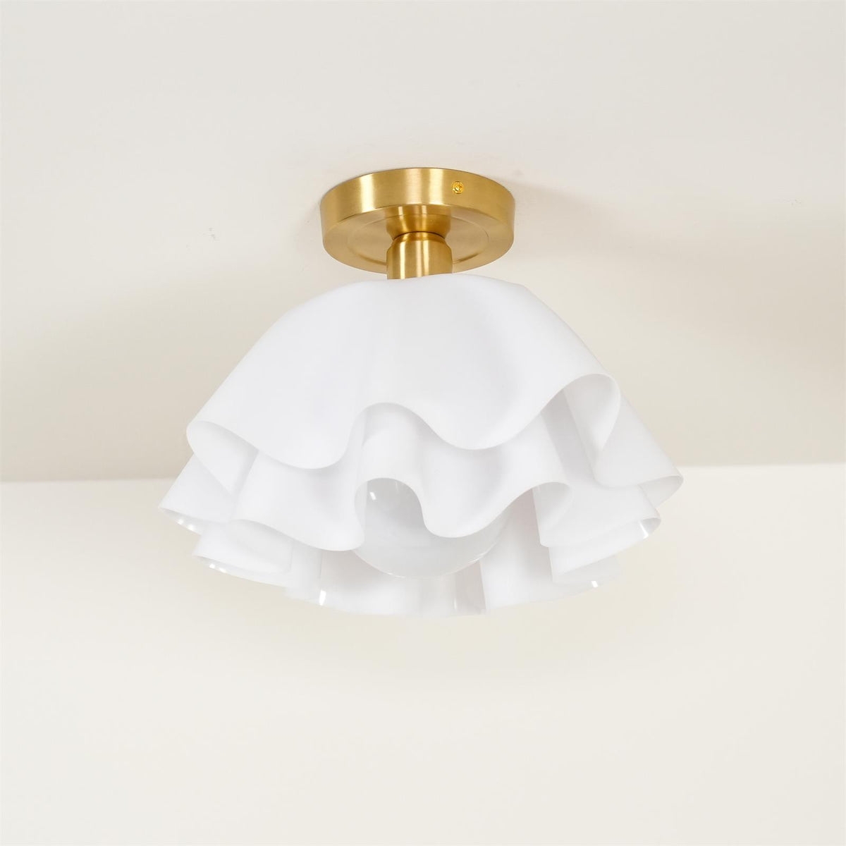Socle de plafond en laiton et détails de l'abat-jour plissé