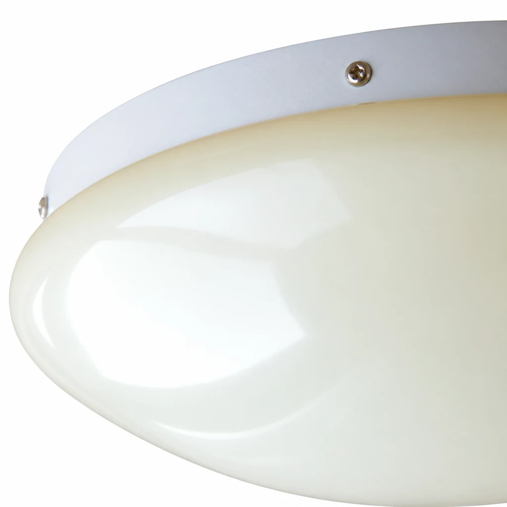 Zbliżenie na szklany klosz i wykończenie lampy sufitowej Wickes Flush D418